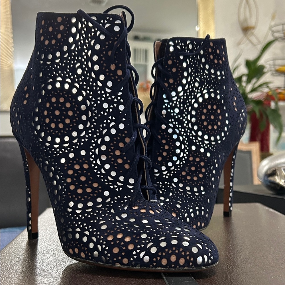Alaïa Elegant Navy Lace-Up Ankle Boots